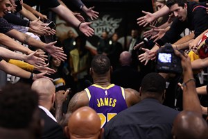 LeBron James festeja 36 anos com mil jogos seguidos a igualar 10 pontos na NBA