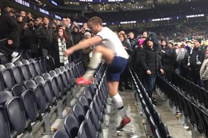 Antigo jogador do Sporting envolve-se em confronto com adepto após derrota