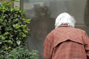 Casados há 60 anos, só o coronavírus pôs uma janela entre eles