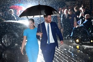 O vestido de Victoria Beckham que Meghan ajudou a esgotar
