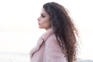 A vez de Elisa Rodrigues no Festival Eu Fico Em Casa
