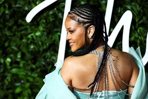 Rihanna é oficialmente bilionária, mas não foi a cantar que chegou lá