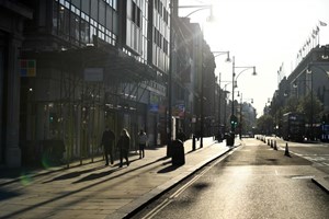 Covid-19: Pastor pedala por Londres a levar esperança através da oração e de canções