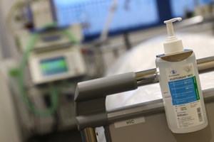 Covid-19: Politécnico entrega 130 litros de desinfetante às unidades de Saúde de Bragança