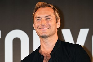 Jude Law vai ser pai pela sexta vez