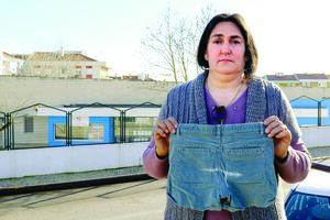 Filha de Anabela ficou com os calções manchados de lixívia