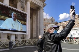 Covid-19. Papa celebra missa por vídeo mas diz-se "perto" dos infetados