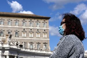 Covid-19. Papa celebra missa por vídeo mas diz-se "perto" dos infetados