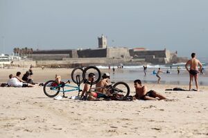 Covid-19: Praia de Carcavelos voltou a receber banhistas pouco que desvalorizam riscos de contágio