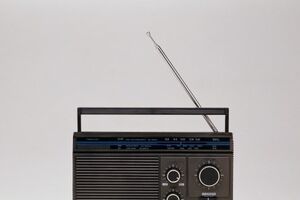 Menina terá cortado fio do rádio