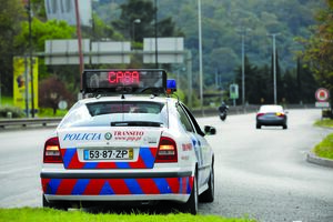 Viatura da Divisão de Trânsito da PSP de Lisboa junto ao viaduto Duarte Pacheco