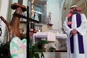 Internet trai padre em Itália e torna missa durante pandemia de coronavírus na "mais divertida de sempre"