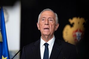 Marcelo Rebelo de Sousa juntou-se aos portugueses e foi à varanda cantar 'Grândola, Vila Morena'. Veja as imagens