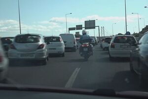 Covid-19: Polícia controla automóveis a caminho do sul na Ponte 25 de Abril