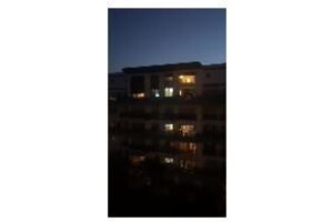 Vizinhança junta-se à varanda e faz 'festa' para travar isolamento no Seixal