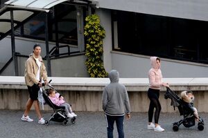 Cristiano Ronaldo e Georgina em passeio nas ruas do Funchal