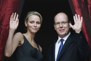 O príncipe Alberto II e a noiva, Charlene Wittstock, participaram ontem na festa de S. João, no Mónaco. O casal casa-se a 1 e 2 de Julho. (Eric Gaillard/Reuters)