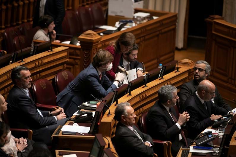 Deputado do CDS João Almeida protegeu-se do novo ...