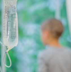 “Medicamento vivo” desenvolvido por hospital em Madrid já salvou a vida a oito jovens com leucemia 