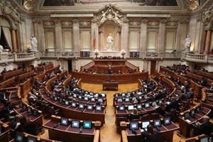 Parlamento insiste na contratação de intérpretes de língua gestual para SNS