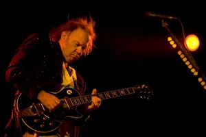Neil Young vendeu direitos de metade das suas canções