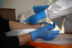 Coronavírus contamina ar e superfícies até quatro metros de um doente