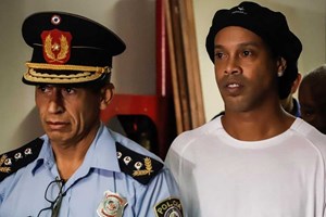 Ronaldinho Gaúcho colocado em prisão domiciliária num hotel de Assunção