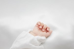 Bebé de 13 meses continua ligado a ECMO