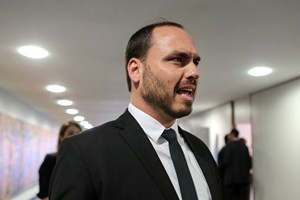 Filho de Bolsonaro identificado como líder de esquema de 'fake news'