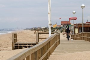 Covid-19: Adiada sem data reunião para definir regras de acesso às praias