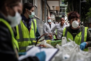 Covid-19: Sem emprego imigrantes dependem de associações para comer 