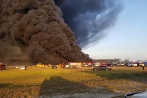 Incêndio em parque de estacionamento no aeroporto da Florida destrói mais de 3500 carros alugados