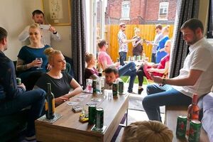 Fotografia mostra festa cheia de pessoas e gera polémica