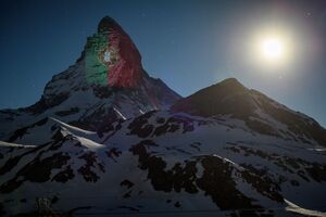 Alpes iluminam-se com a bandeira portuguesa como sinal de esperança durante pandemia de coronavírus