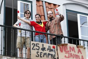 25 abril revolução cantou-se à janela