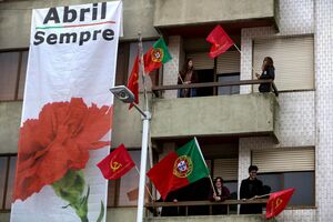 25 abril revolução cantou-se à janela