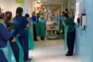 Bebé de 6 meses vence coronavírus e é recebida com guarda de honra por médicos e enfermeiros