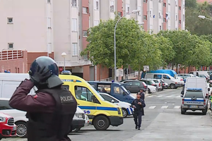 Idoso agride empregada com catana em Lisboa. Suspeito está barricado em casa