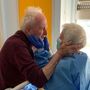 Casados há 52 anos, venceram a Covid-19 separados. E este foi o seu primeiro abraço