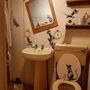 Banksy, um artista urbano a trabalhar a partir de casa no WC