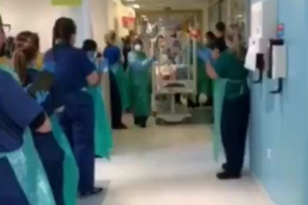 Bebé de 6 meses vence coronavírus e é recebida com guarda de honra por médicos e enfermeiros