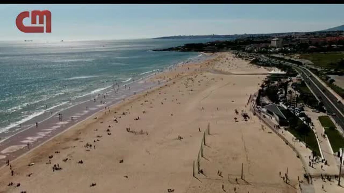 Imagens de drone mostram centenas de pessoas na praia de Carcavelos