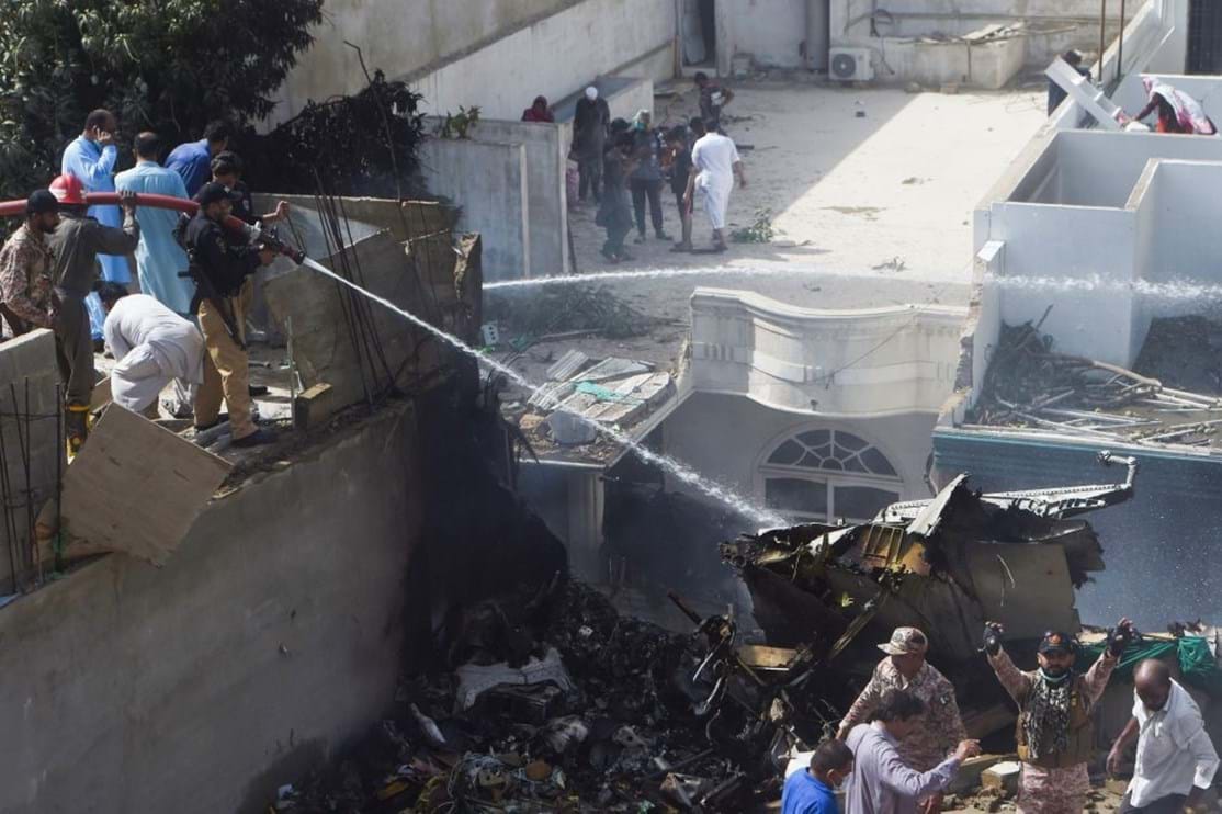 Avião com 107 pessoas a bordo despenha-se na cidade paquistanesa de Karachi