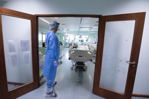 Covid-19: Inquérito revela que hospitais ficaram 'longe da rutura'