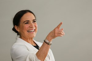 De Caetano Veloso a Chico Buarque: artistas repudiam Regina Duarte por minimizar a ditadura
