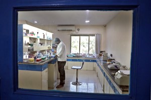 Farmacêutico indiano morre depois de testar medicamento contra Covid-19