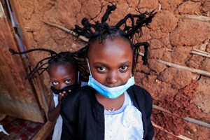 Covid-19: Penteado coronavírus com tranças em forma de antenas é moda em África
