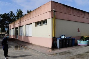 Pré-fabricado provisório já dura há 43 anos. Obras nas escolas voltam ao Parlamento