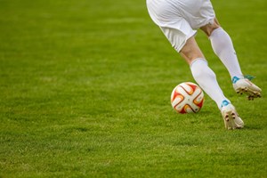 Mão na bola acidental de colega de equipa antes do golo deixa de ser falta