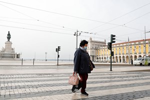 Acha que usar máscara baixa o oxigénio no seu sangue? Veja estes vídeos